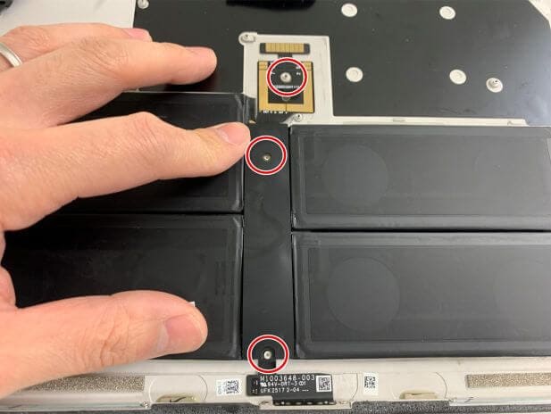 バッテリーを本体フレームの突起部分に引っ掛けているSurface Pro5