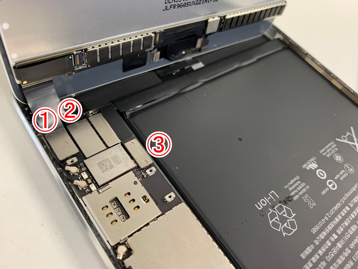 iPad mini4の本体内部のコネクタは全部で3か所外す